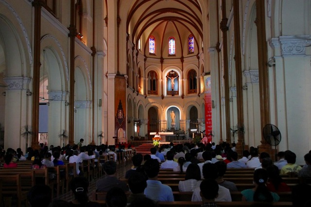 19世紀末に建てられたレンガ造りのサイゴン大教会内部