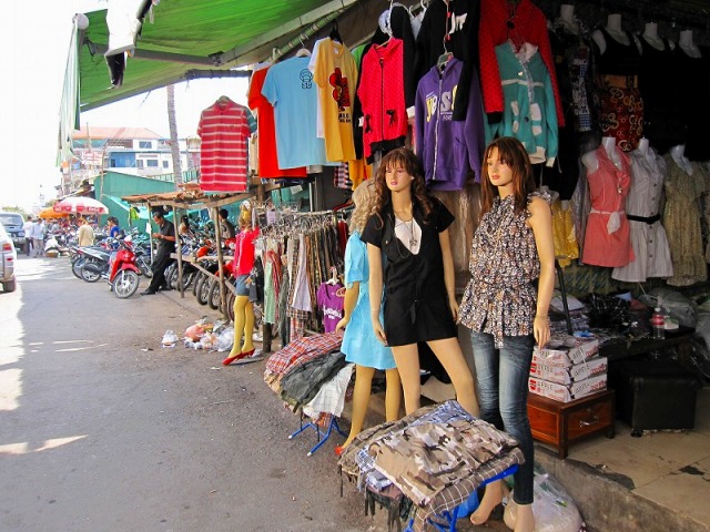 南国カンボジアならではのカラフルな色の服が並ぶ