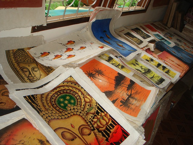 サンコン村では色鮮やかな絵画も安く購入可能