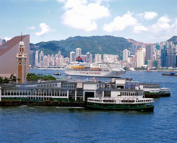交通網が発達している香港のフェリー乗り場