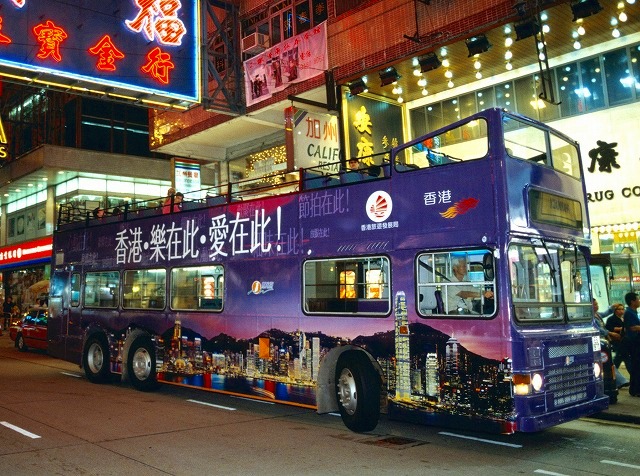 オープントップバスで夜の香港を満喫しよう