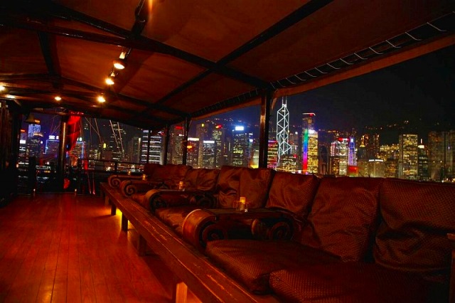 豪華な客船から香港の夜景を堪能