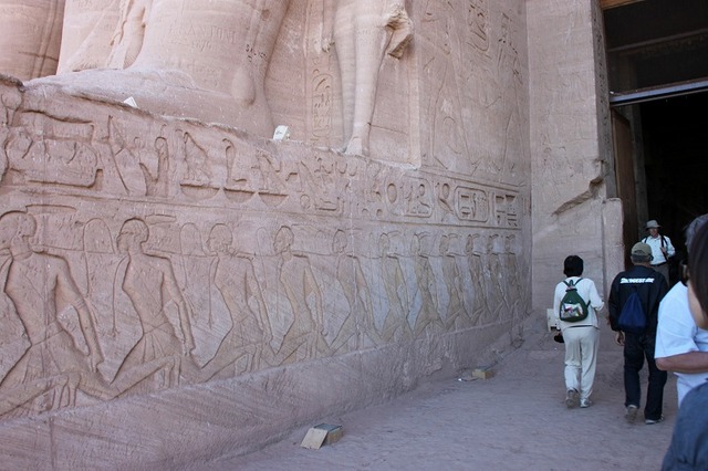 神殿の入り口には奴隷として捕らえた兵士の壁画