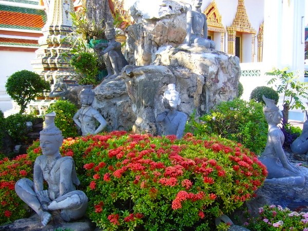 大小様々な像がある涅槃仏寺院