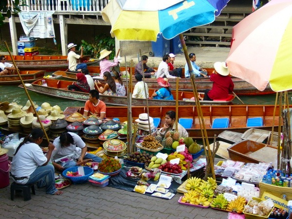 フルーツや野菜を乗せた船が行き交うタイの水上市場