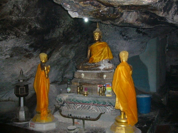 洞窟寺内部の仏像