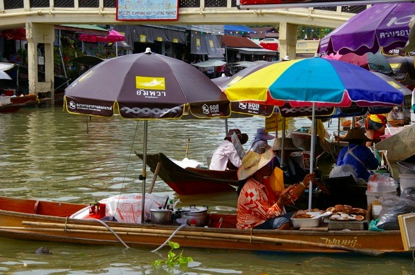 タイ庶民にも実際に人気のある水上市場