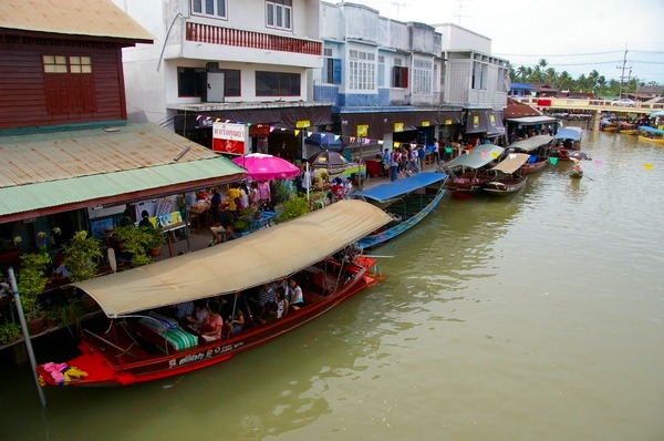タイ庶民に人気の、週末のみ開かれる市場