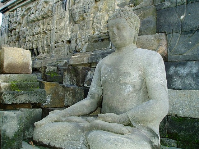 寺院内には数多くの仏像がある