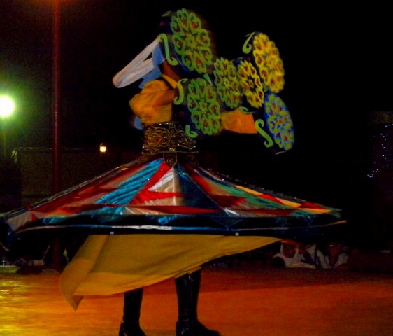 エジプトの伝統的な踊りタンヌーラ
