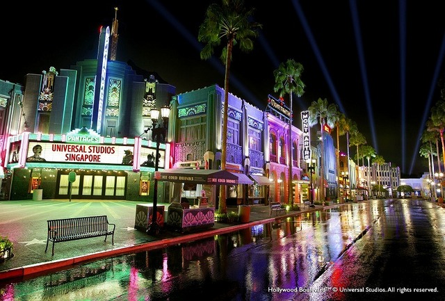 ハリウッドをイメージした街並みの夜景