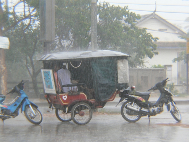 フード付きのバイクタクシーは雨でも大丈夫！