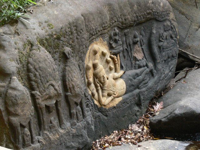 シェムリアップ川の川辺に刻まれたヒンドゥー教彫刻