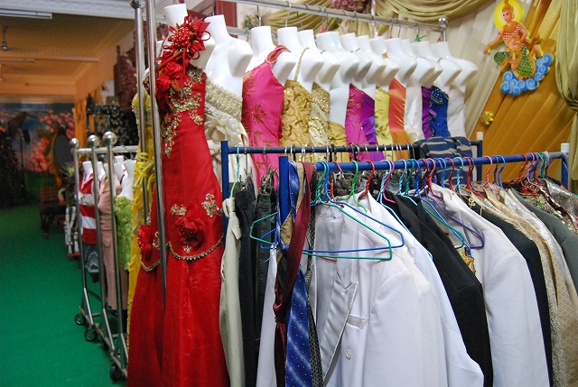 色鮮やかなカンボジア伝統衣装が並ぶ