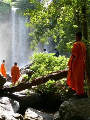 滝を目指してカンボジアの森の中を散策