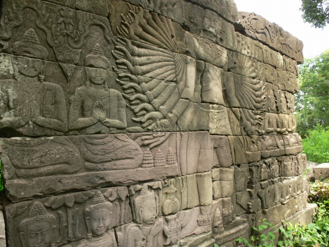 「幻の千手観音を見る」バンテアイチュマール寺院