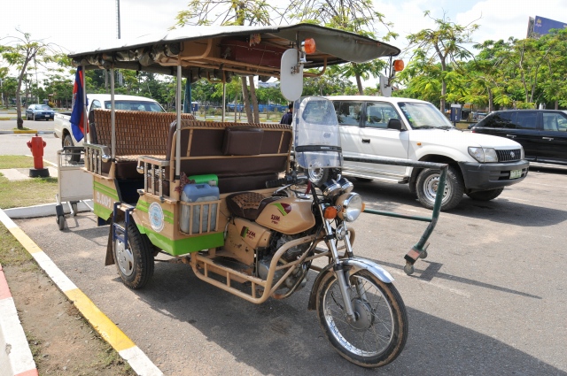 カンボジア版タクシー「トゥクトゥク」
