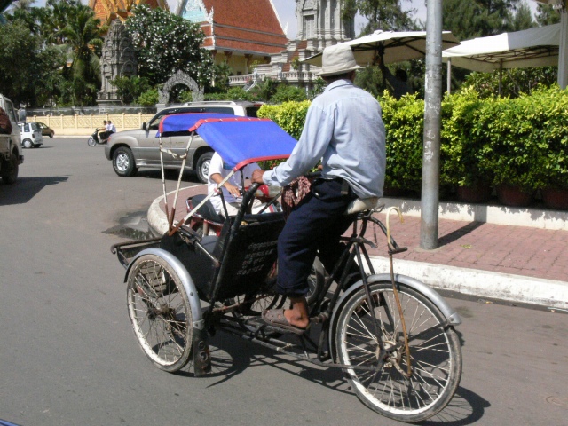 シクロはカンボジアの三輪自転車タクシーです