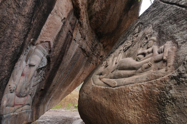 幻の巨岩彫刻「プーンコムヌー」