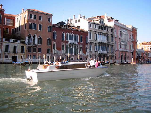 ボートの上から歴史的街ベネチアを堪能