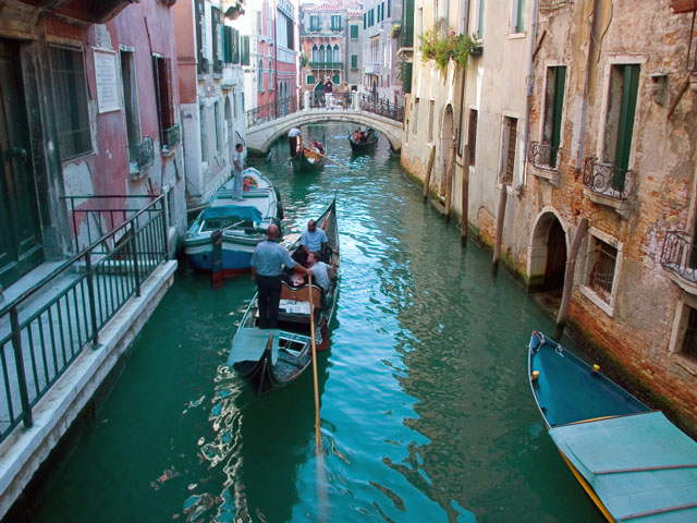 イタリア水の都で橋、宮殿や教会などを運河から見学