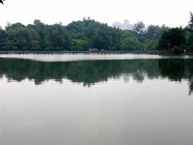 九曲橋や中華様式の塔の景観が美しい澄清湖