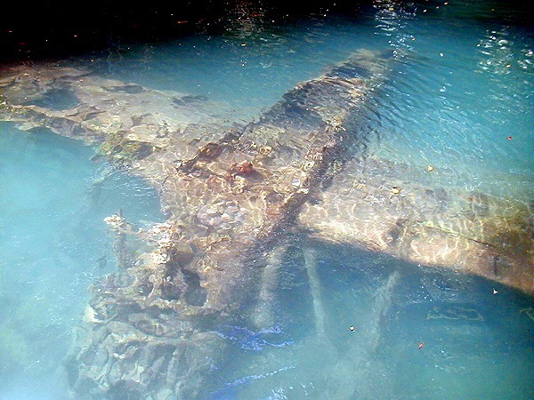 アイライ州の浅瀬に沈む水上飛行艇