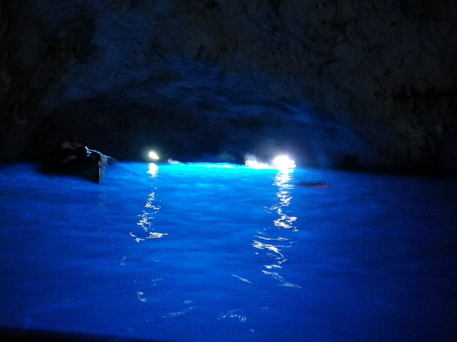 洞窟内が幻想的に青く輝く