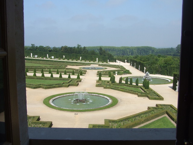 フランス随一の豪華絢爛さを誇る宮殿から庭園を見る