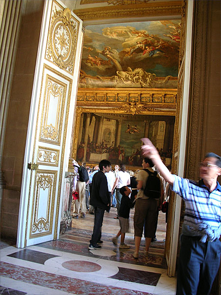 ヴェルサイユ宮殿 たくさんの部屋が続きます