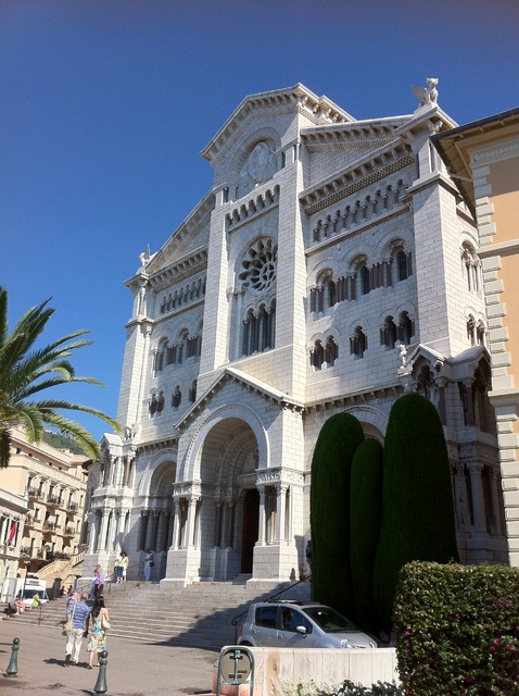 真っ白な外観が美しいモナコ大聖堂