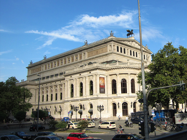 1880年に完成し、ワーグナーの最新作が上演された歌劇場