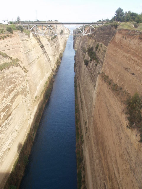 コリントス運河（水面幅23メートル・深さ8メートル）