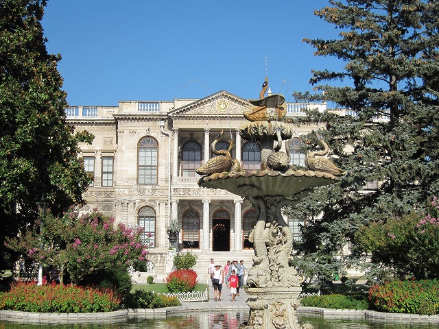 ドルマバフチェ宮殿の庭の噴水