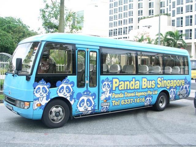 パンダバスシンガポールのロゴ入り大型バス