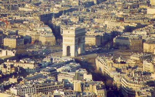 凱旋門とパリの街並み
