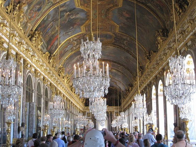 ヴェルサイユ宮殿内の一番の見所「鏡の間」