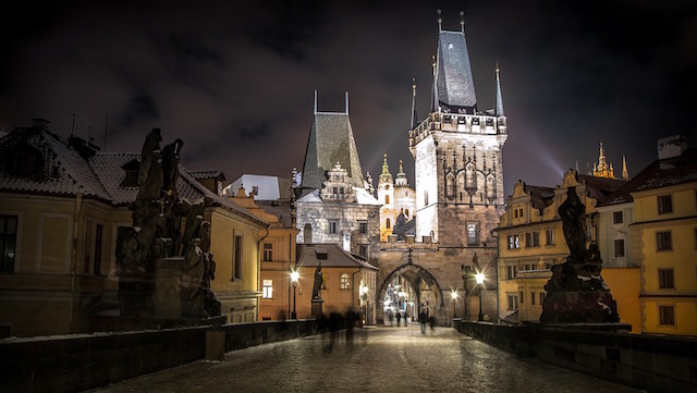ライトアップされた夜のプラハ城