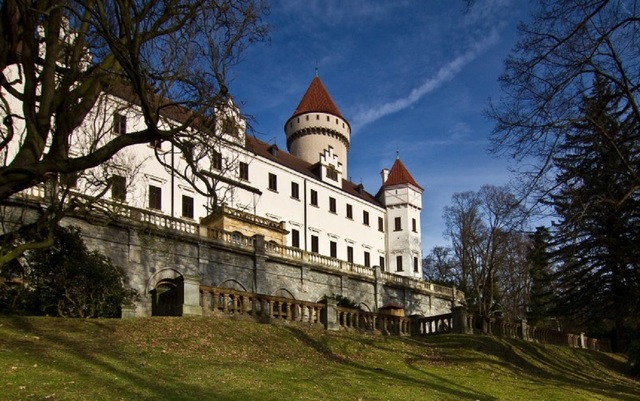 プラハ郊外で最も人気のスポット コノピシュチェ城