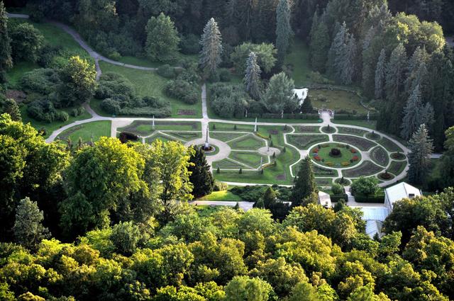 コノピシュチェ城は庭園や湖などもきれいに整備されている