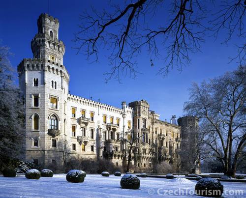 真っ白なお城が映えるチェコの美しい街