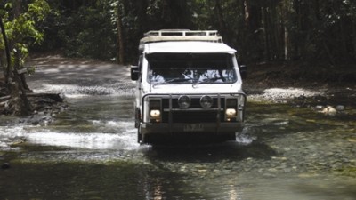 4WD車でデインツリー国立公園の森を疾走