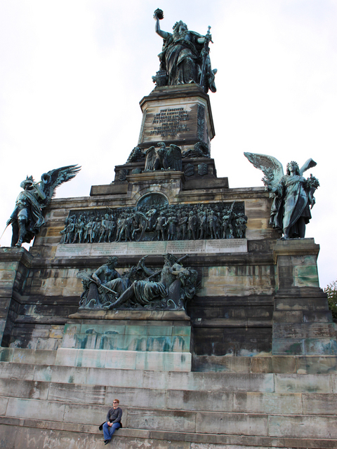 19世紀にドイツ帝国発足を記念して建設されたニーダーヴァルト記念碑