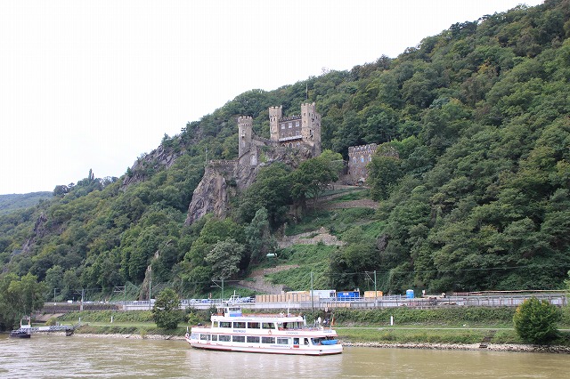ライン川で一番美しい城と言われているラインシュタイン城