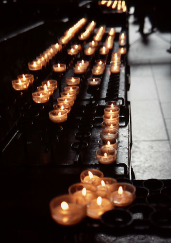 ドイツの人々の祈りがこめられた蝋燭の灯り