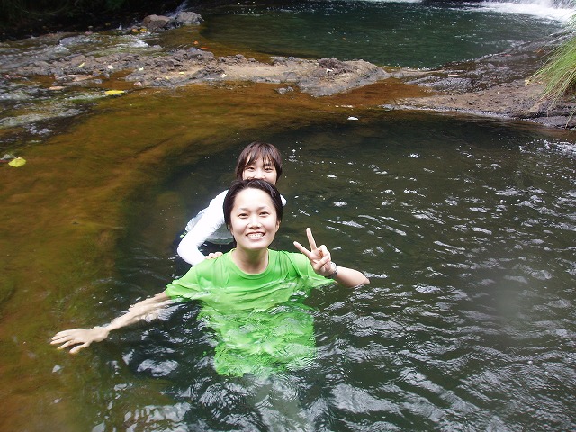 ガラスマオの滝の滝壺で水遊び