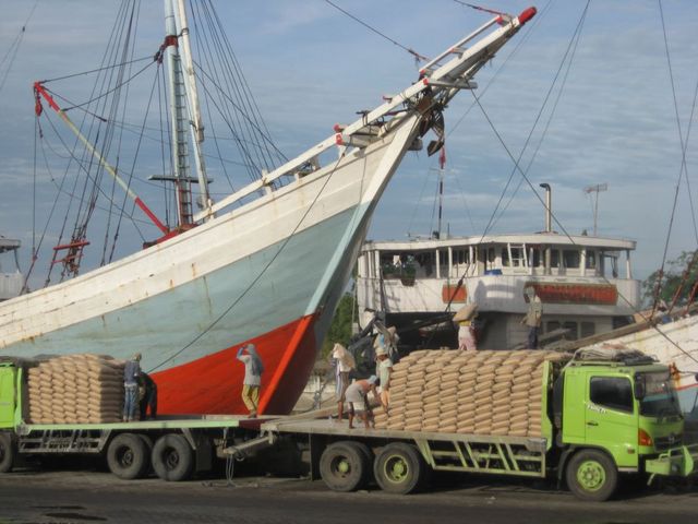 木造帆船の停泊しているスンダ･クラバ港