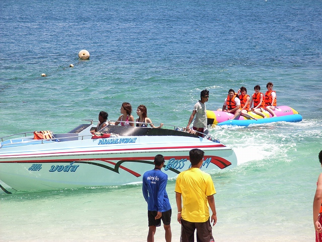 バナナボートなどのアクティビティでタイの海を満喫！