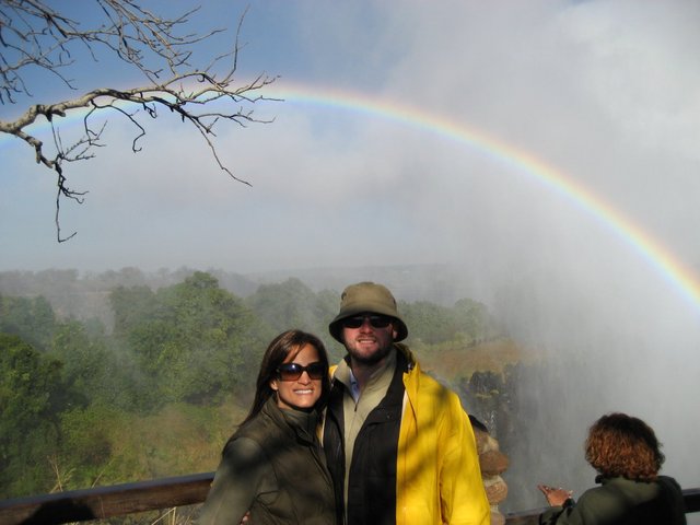 ヴィクトリア瀑布にかかる虹と記念撮影