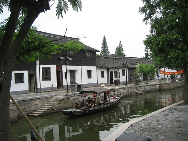 朱家角の街をゆったりを流れる運河と渡し舟